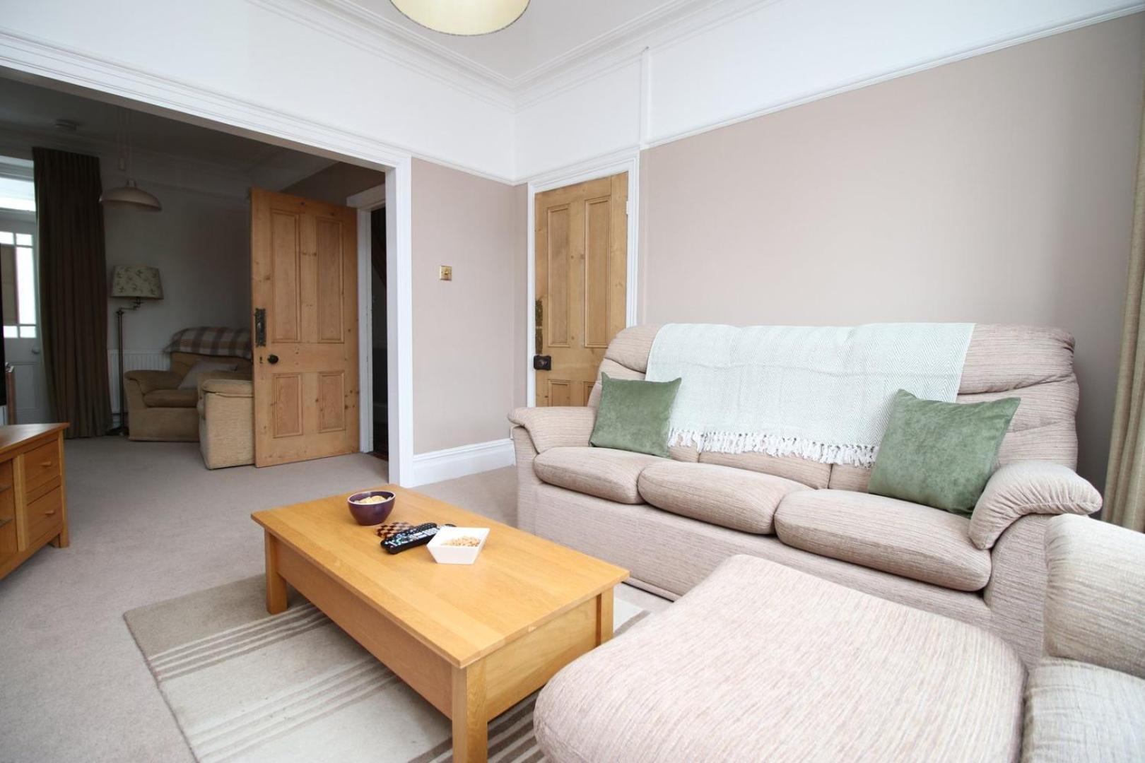 Quiet And Spacious 3 Bedroom Cardiff Exterior photo